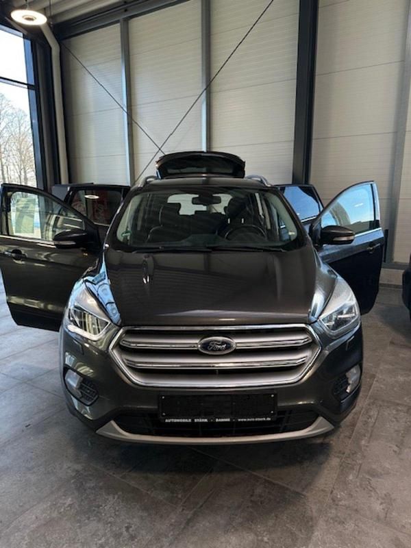 Gebraucht Ford Kuga Titanium 150 PS (110 kW) 2018 Grau SUV