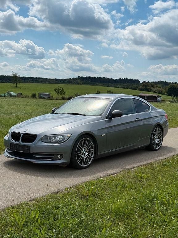Grau Gebraucht 2013 BMW 320 Exclusive Coupé | 8.500 € (Superpreis) - Bild 1/4