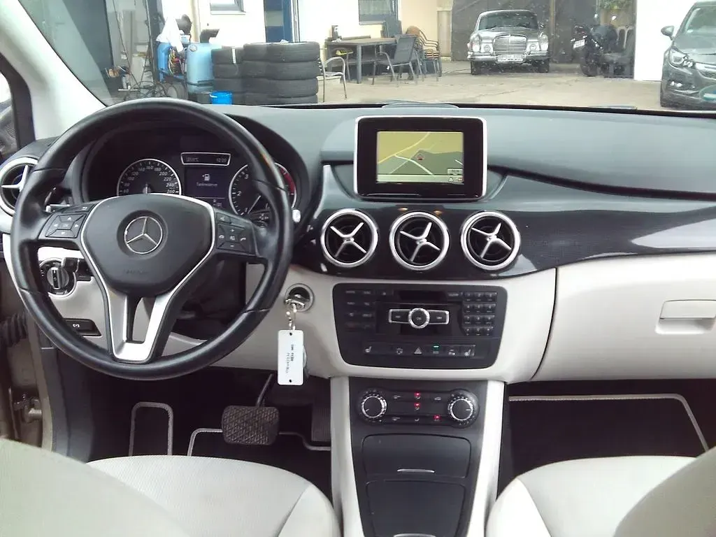 Gebraucht Mercedes B200 136 PS (100 kW) 2013 Grau Kleinwagen
