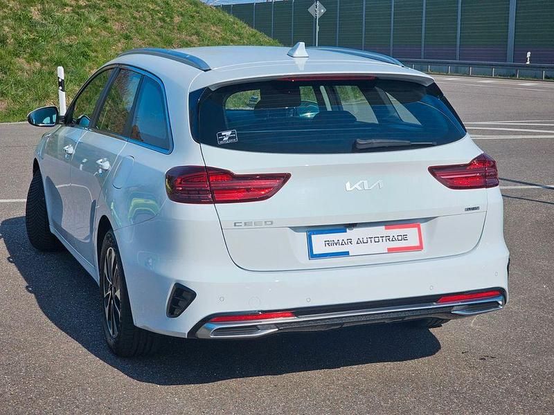 Gebraucht Kia Ceed 141 PS (103 kW) 2022 Weiß Kleinwagen
