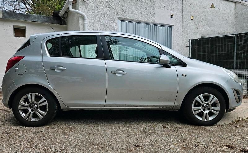 Silber Gebraucht 2013 Opel Corsa Limousine | 4.099 € - Bild 1/4
