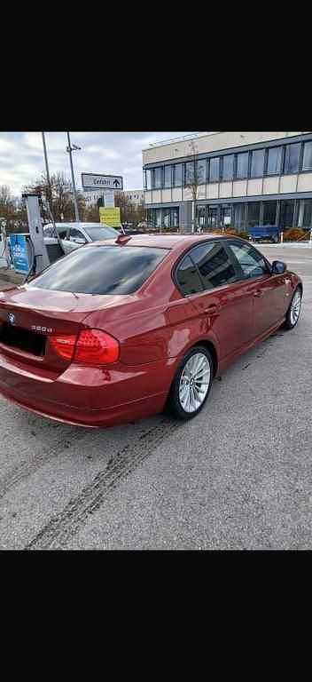 Gebraucht BMW 320 184 PS (135 kW) 2011 Rot Limousine