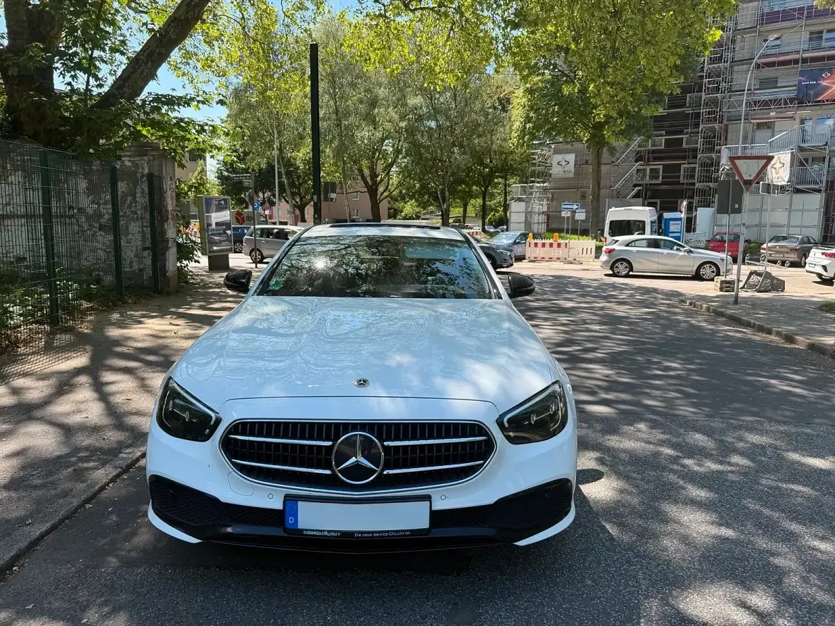 Gebraucht Mercedes E220 200 PS (147 kW) 2022 Weiß Limousine