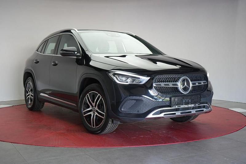 Nachtschwarz unilack Gebraucht 2021 Mercedes GLA200 Progressive SUV | 28.490 € (Guter Preis) - Bild 1/4