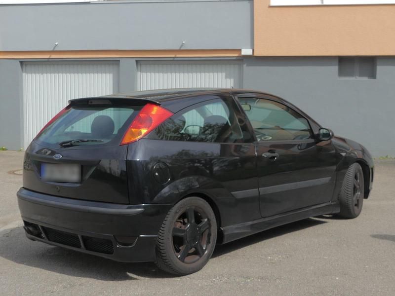 Gebraucht Ford Focus 115 PS (84 kW) 2003 Schwarz Kleinwagen