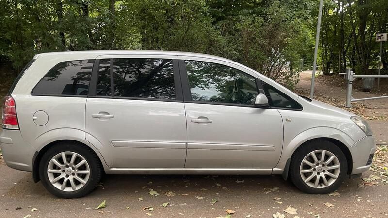 Silber Gebraucht 2006 Opel Zafira Van / Kleinbus | 1.300 € (Superpreis) - Bild 1/4