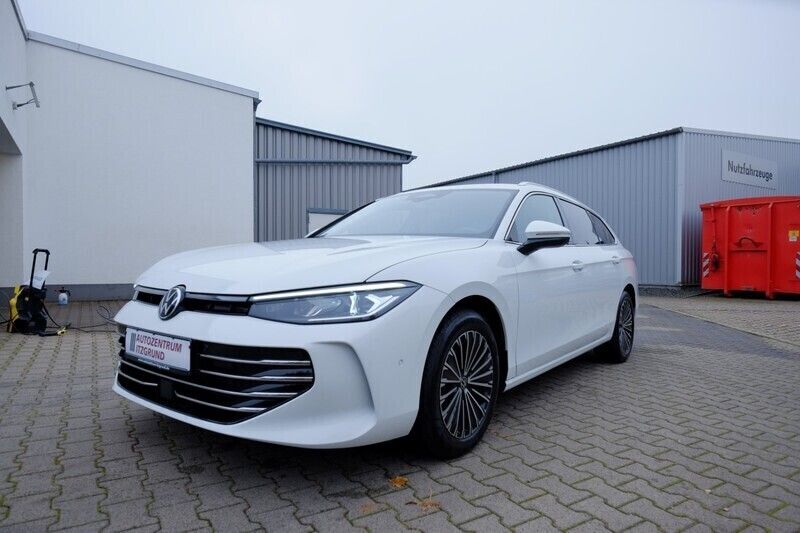 Weiß Gebraucht 2024 VW Passat Elegance Kombi | 38.890 € (Teuer) - Bild 1/4