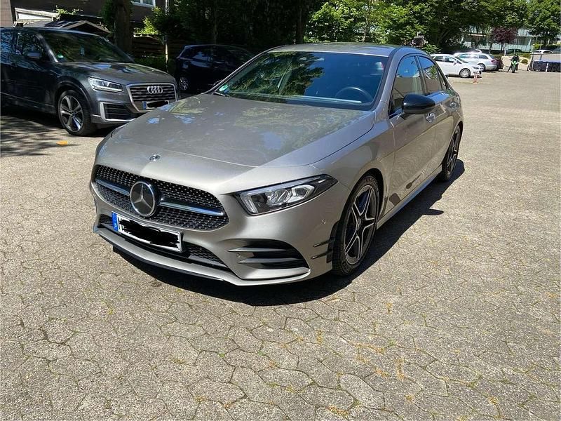 Grau Gebraucht 2020 Mercedes A250 AMG Limousine | 27.950 € (Fairer Preis) - Bild 1/4