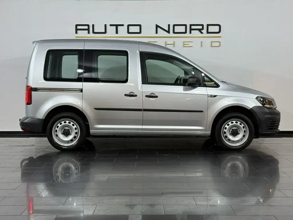 Usado VW Caddy 131 HP (96 kW) 2020 Prateado Monovolume