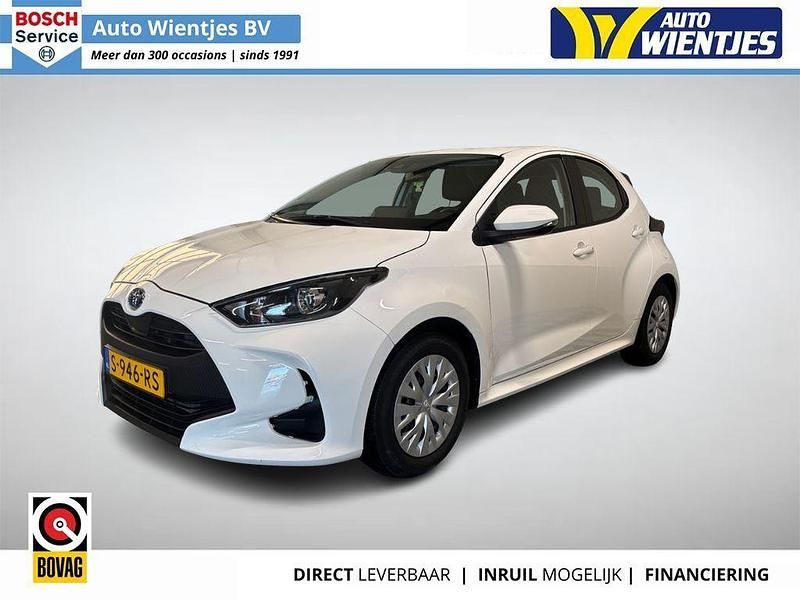 Weiß Gebraucht 2023 Toyota Yaris Hybrid Active Limousine | 17.950 € (Guter Preis) - Bild 1/4