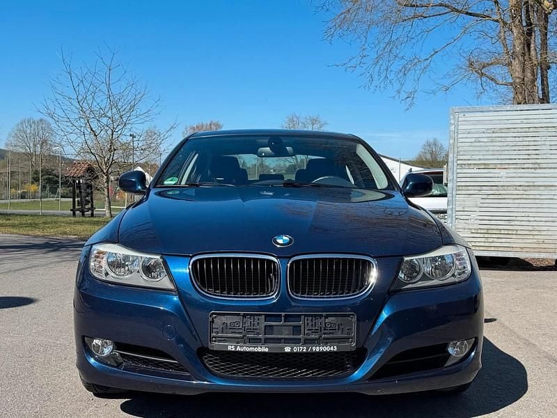Gebraucht BMW 320 184 PS (135 kW) 2011 Blau Limousine