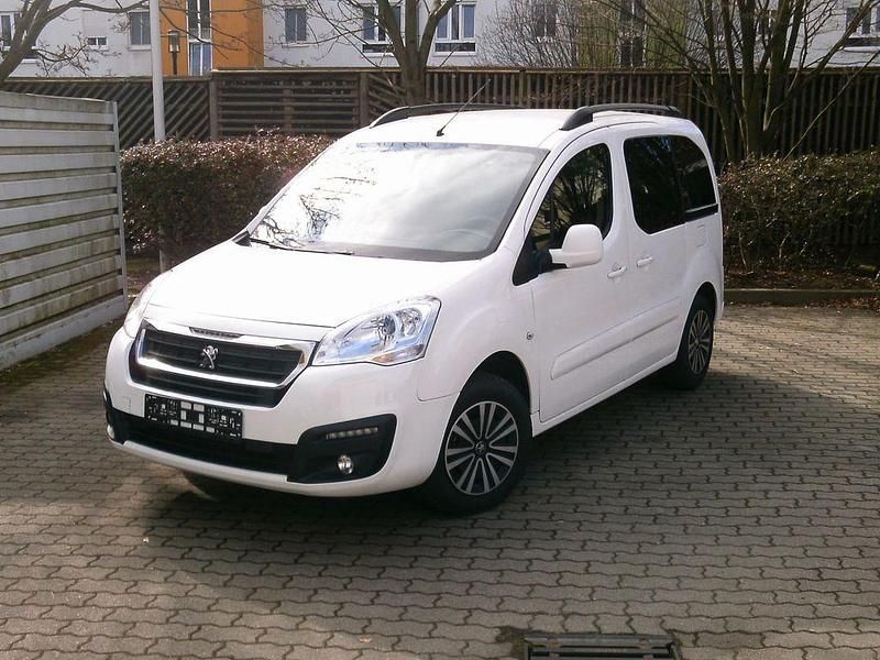 Gebraucht Peugeot Partner Tepee Access 98 PS (72 kW) 2018 Weiß Van / Kleinbus