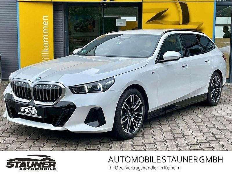 Mineralweiss metallic Gebraucht 2024 BMW 520 M Sport Kombi | 55.590 € (Etwas zu teuer) - Bild 1/4