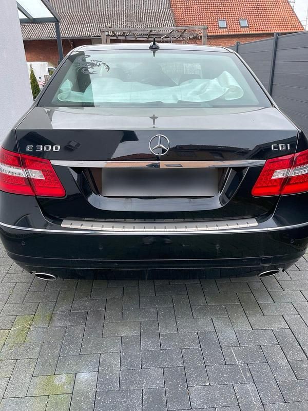 Gebraucht Mercedes E300 231 PS (169 kW) 2012 Schwarz Limousine