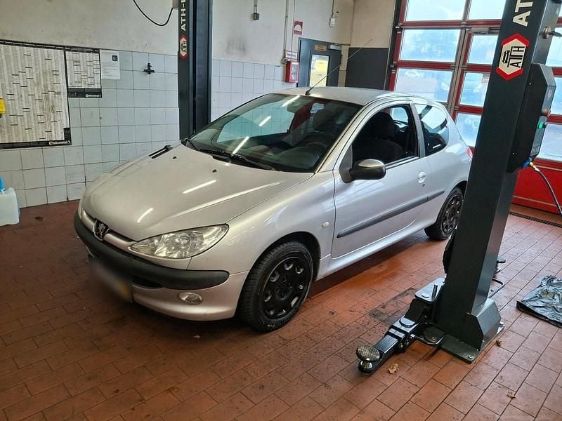 Gebraucht Peugeot 206 88 PS (64 kW) 2004 Silber Kleinwagen