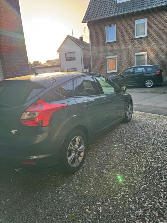 Grau Gebraucht 2013 Ford Focus Limousine | 4.999 € (Superpreis) - Bild 1/4
