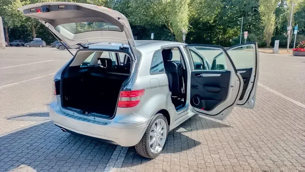 Gebraucht Mercedes B180 116 PS (85 kW) 2012 Silber Kleinwagen