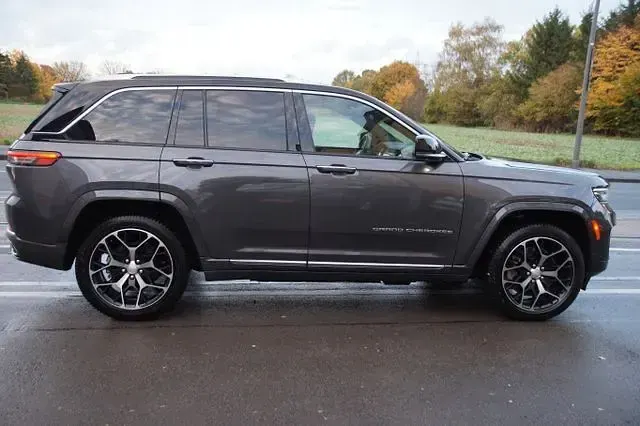Gebraucht Jeep Grand Cherokee Summit 272 PS (200 kW) 2023 Grau (baltic grey) SUV