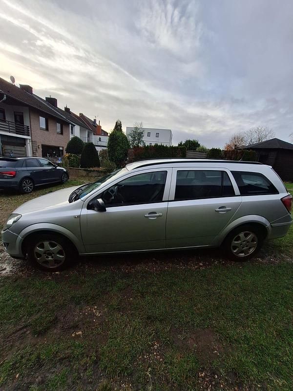 Gebraucht Opel Astra 110 PS (80 kW) 2011 Silber Kombi