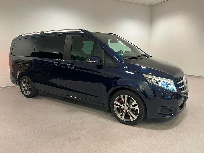 Blau Gebraucht 2016 Mercedes V220 Sport Van / Kleinbus | 34.500 € (Fairer Preis) - Bild 1/4