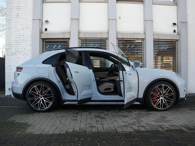 Grau Gebraucht 2024 Porsche Macan Turbo SUV | 112.500 € (Fairer Preis) - Bild 1/4