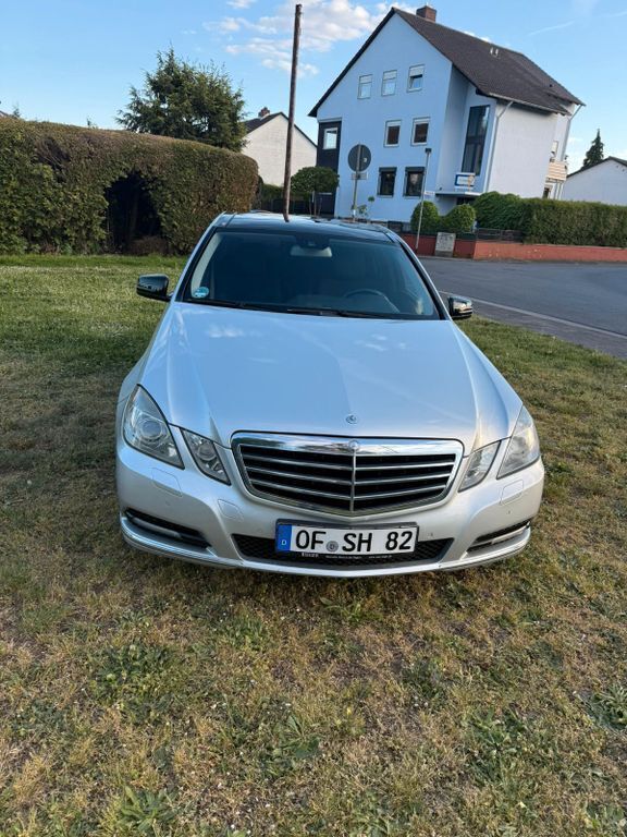 Silber Gebraucht 2011 Mercedes E220 Limousine | 8.750 € (Guter Preis) - Bild 1/4