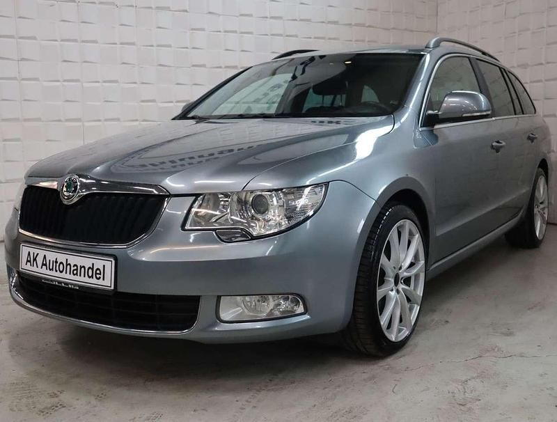 Grau Gebraucht 2012 Skoda Superb Ambition Kombi | 8.890 € (Fairer Preis) - Bild 1/4