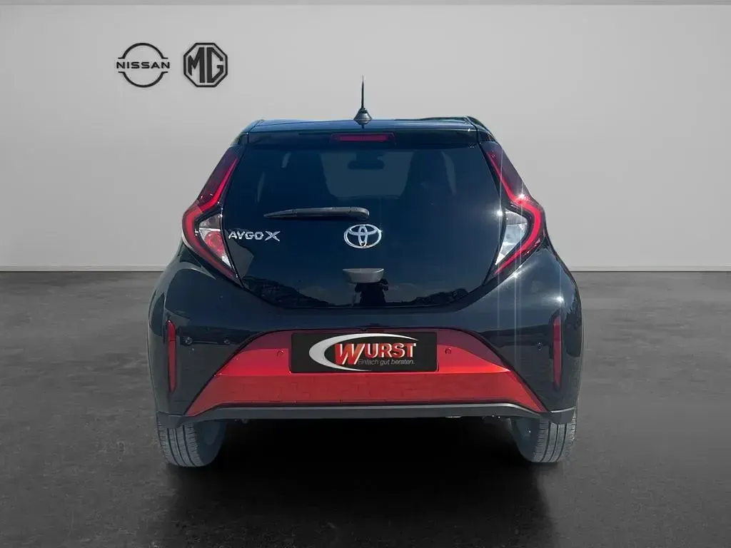 Gebraucht Toyota Aygo X Pulse 72 PS (52 kW) 2022 3u4)/ black mica (209) (rot SUV