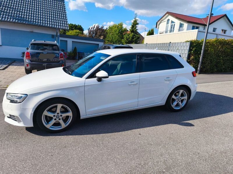 Weiß Gebraucht 2017 Audi A3 Sportback Sport Limousine | 17.590 € (Fairer Preis) - Bild 1/4