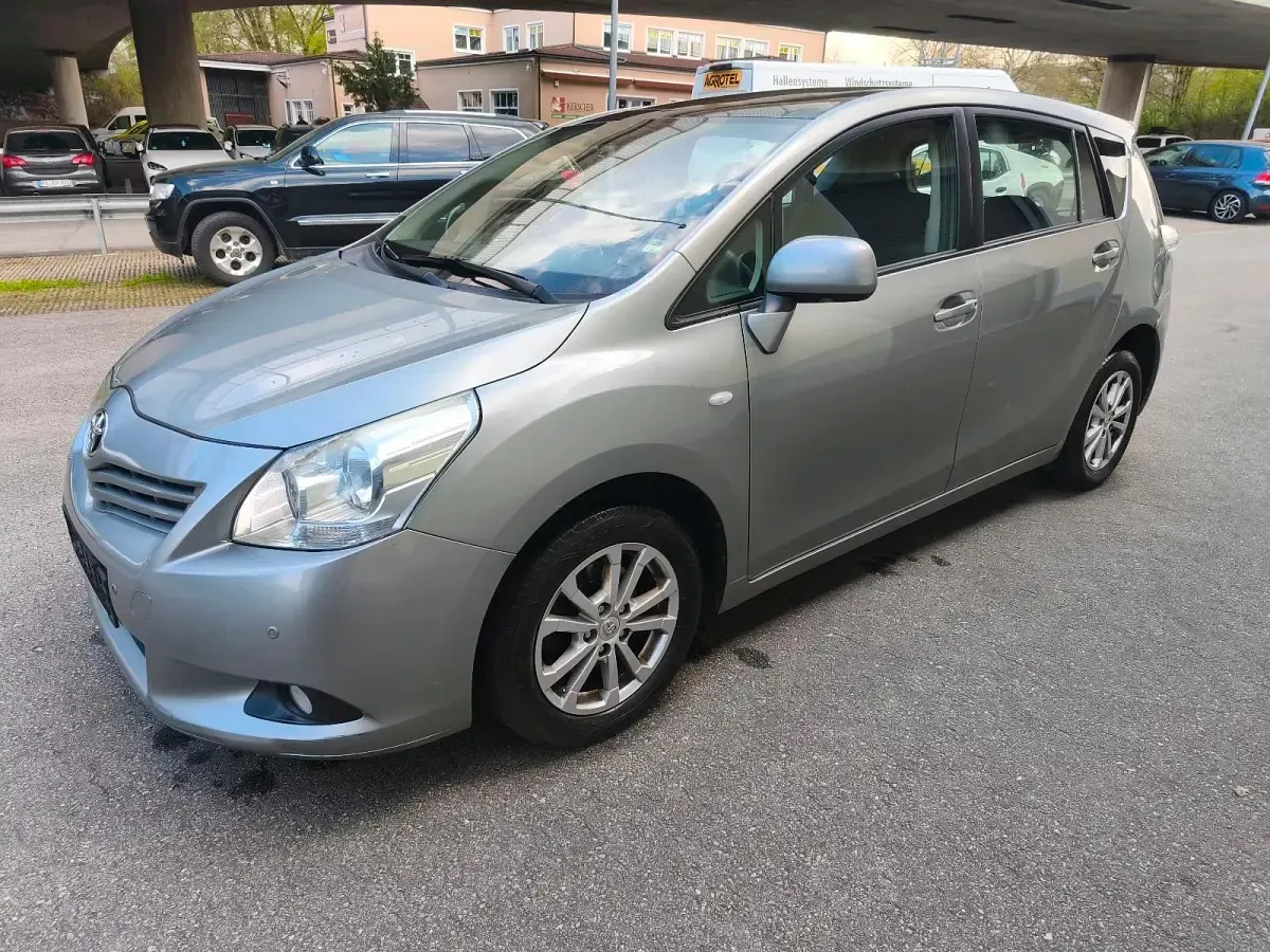 Gebraucht Toyota Verso 126 PS (92 kW) 2010 Silber Van / Kleinbus