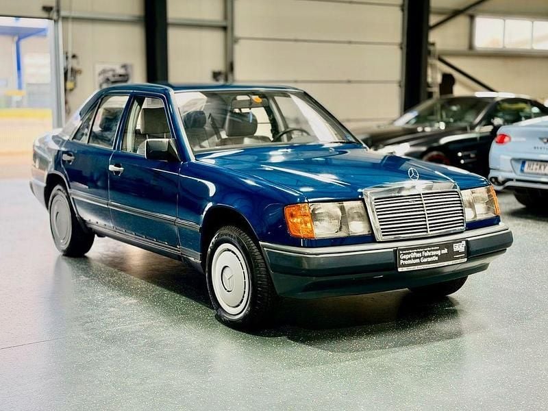 Gebraucht Mercedes E230 132 PS (97 kW) 1986 Blau Limousine