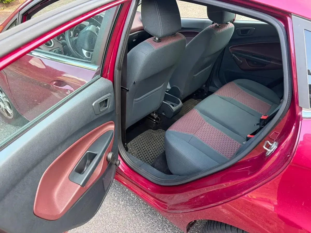 Gebraucht Ford Fiesta 97 PS (71 kW) 2010 Rot Limousine