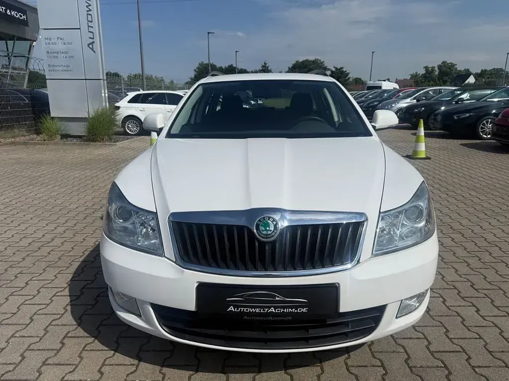 Gebraucht Skoda Octavia Ambition 105 PS (77 kW) 2012 Weiß Kombi