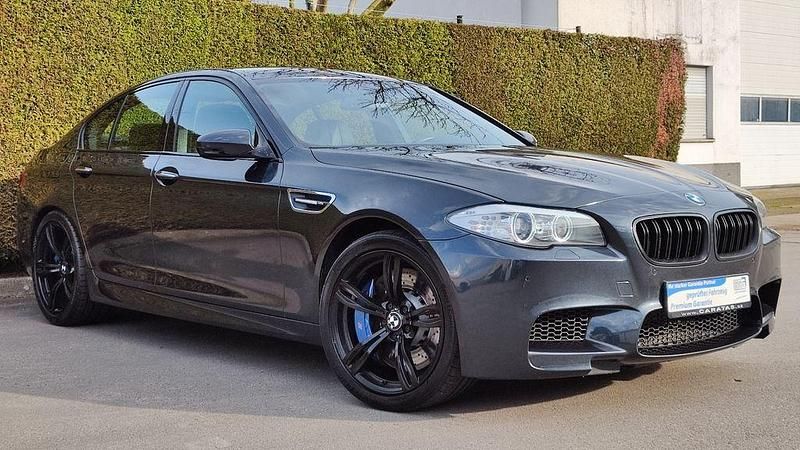 Grau Gebraucht 2013 BMW M5 Performance Limousine | 32.900 € (Fairer Preis) - Bild 1/4