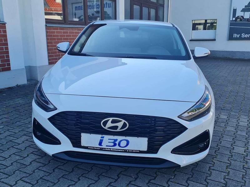 Gebraucht Hyundai i30 Life 140 PS (102 kW) 2024 Serenity white pearl Limousine
