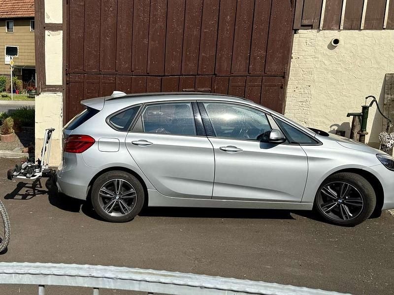 Grau Gebraucht 2018 BMW 220 Sport Line Van / Kleinbus | 16.990 € (Fairer Preis) - Bild 1/4