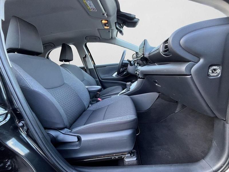 Gebraucht Toyota Yaris Hybrid Team 116 PS (85 kW) 2022 Black mica / ink Limousine