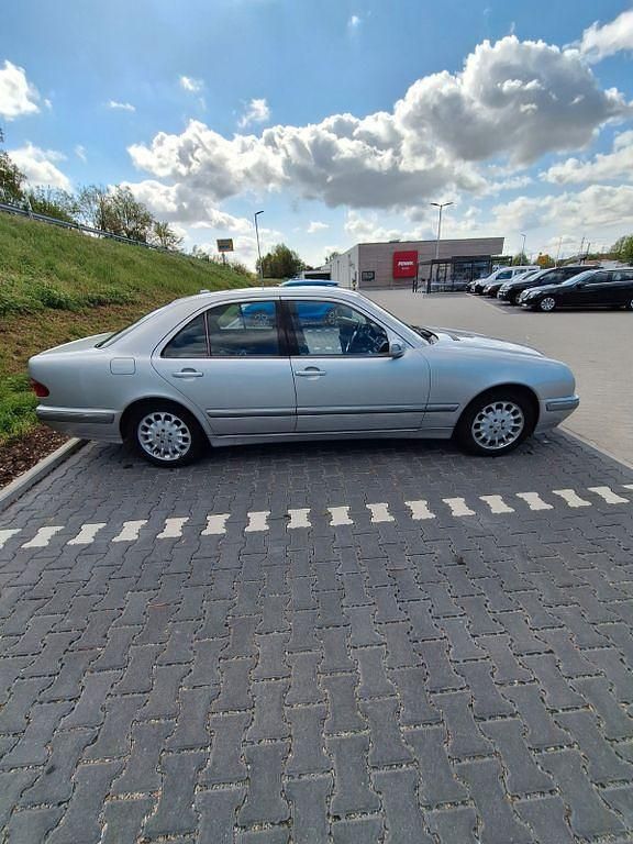 Gebraucht Mercedes E220 Elegance 143 PS (105 kW) 2001 Grau Limousine