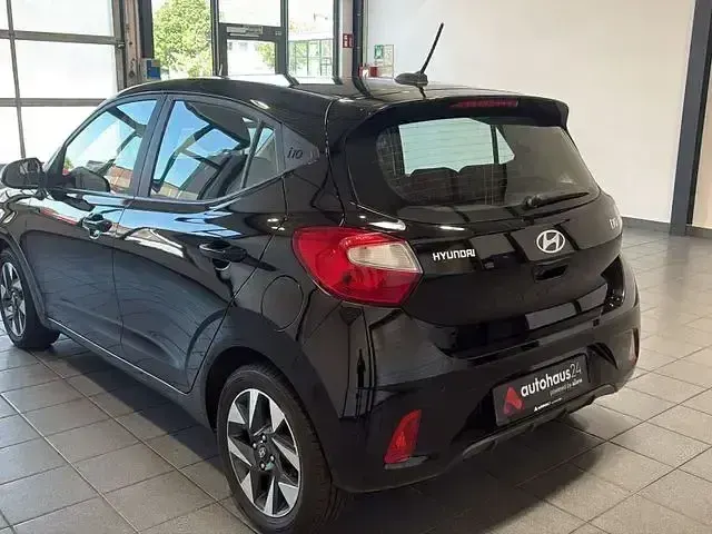 Gebraucht Hyundai i10 Trend 67 PS (49 kW) 2024 Schwarz Kleinwagen