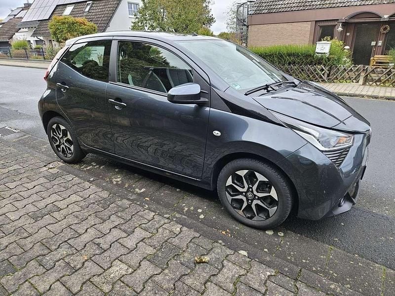 Grau Gebraucht 2019 Toyota Aygo X-play Kleinwagen | 8.450 € (Guter Preis) - Bild 1/4