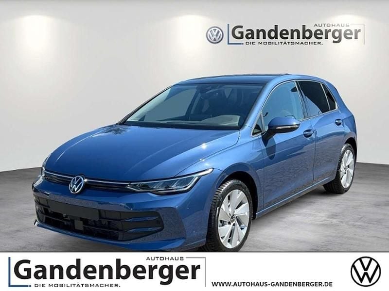 Blauschwarz Gebraucht 2024 VW Golf VIII Life Limousine | 27.220 € (Fairer Preis) - Bild 1/4