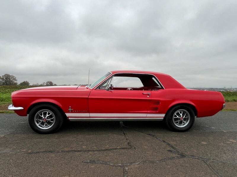 Rot Gebraucht 1967 Ford Mustang Coupé | 29.900 € - Bild 1/4