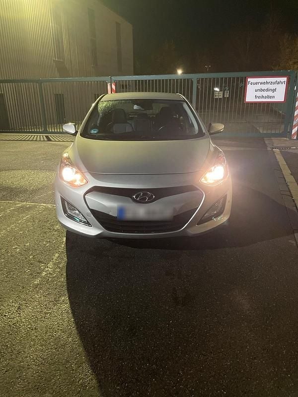 Silber Gebraucht 2014 Hyundai i30 Kleinwagen | 5.150 € (Fairer Preis) - Bild 1/4