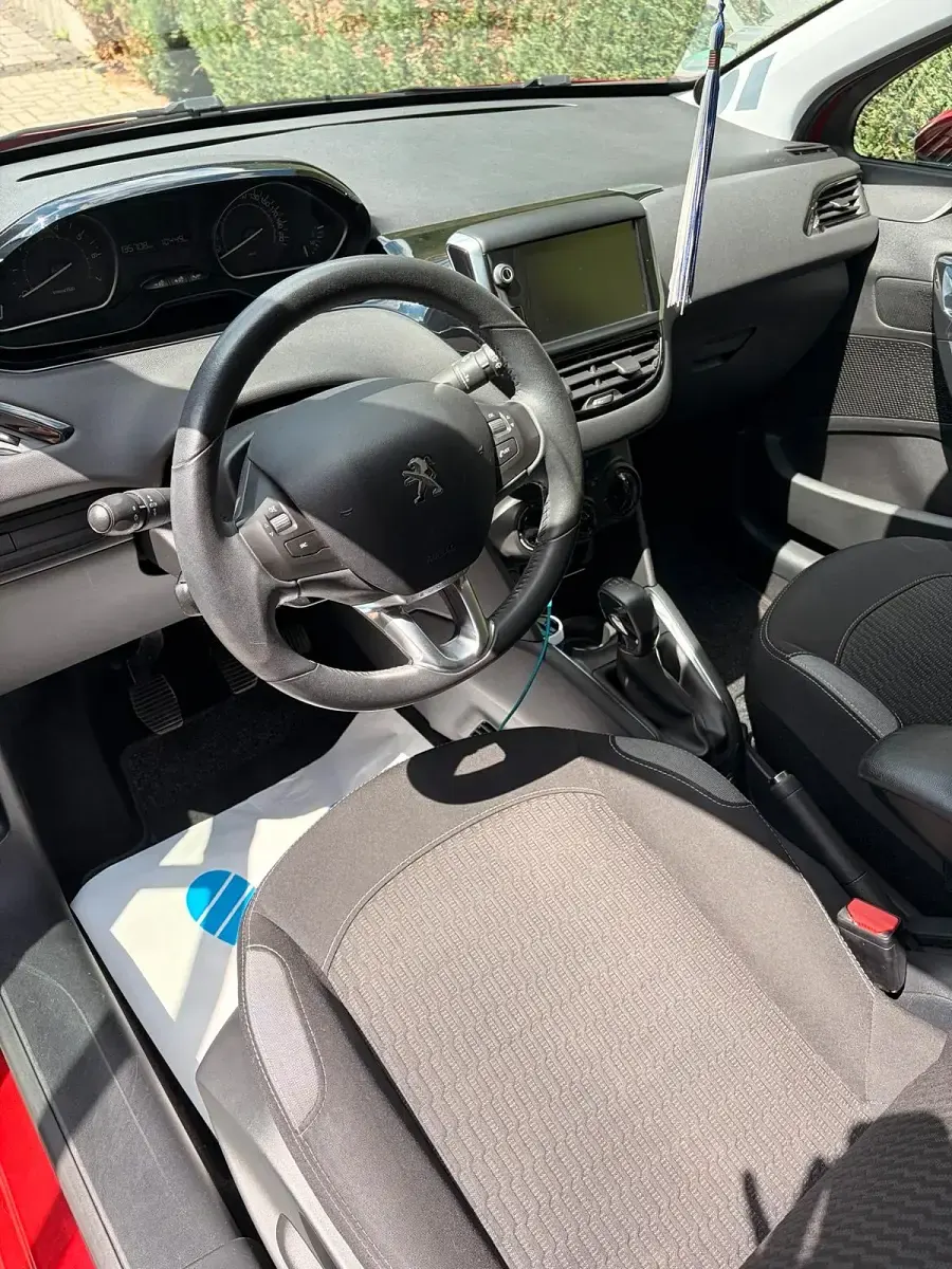 Gebraucht Peugeot 208 84 PS (61 kW) 2016 Rot Kleinwagen