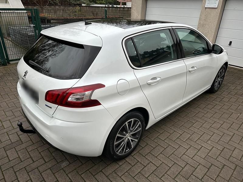 Gebraucht Peugeot 308 131 PS (96 kW) 2017 Weiß Limousine