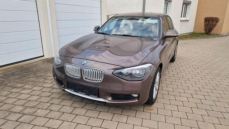 Braun Gebraucht 2013 BMW 118 Urban Line Kleinwagen | 7.590 € (Fairer Preis) - Bild 1/4