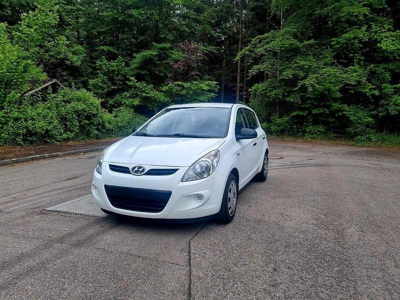 Weiß Gebraucht 2011 Hyundai i20 Limousine | 2.200 € (Etwas zu teuer) - Bild 1/4