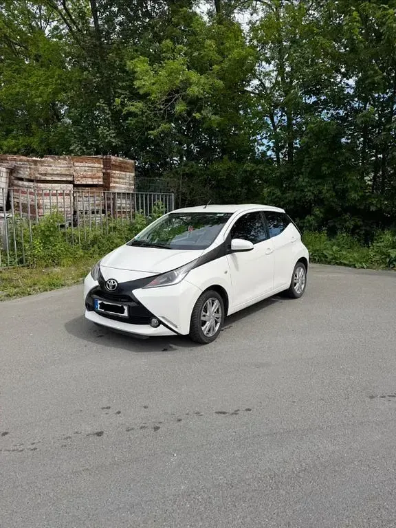 Używany Toyota Aygo 69 KM (50 kW) 2016 Biały Hatchback