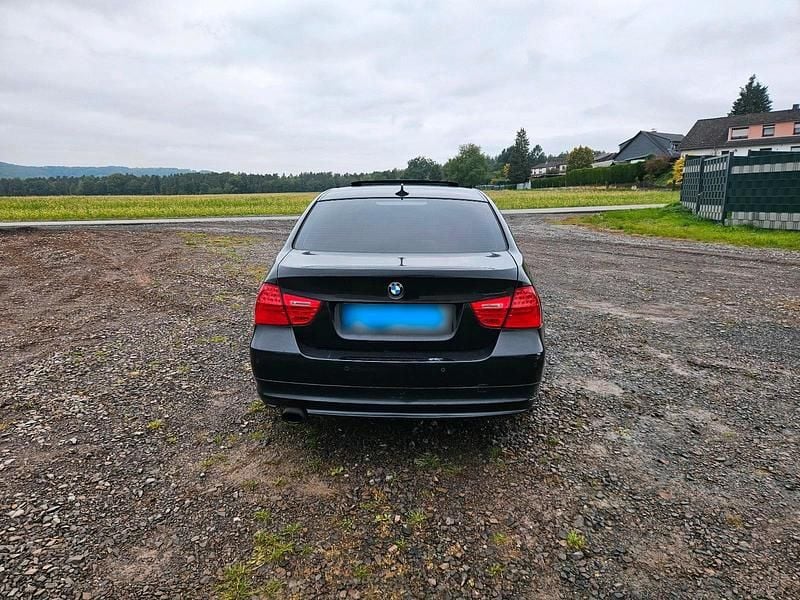 Gebraucht BMW 320 186 PS (136 kW) 2010 Schwarz Limousine