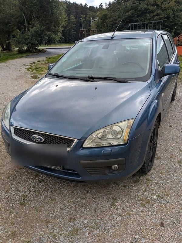 Blau Gebraucht 2005 Ford Focus Ghia Kombi | 1.700 € - Bild 1/4